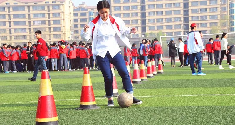 足球运球技巧脚背外翻视频_足球外脚背运球动作要领_足球外脚背运球技巧